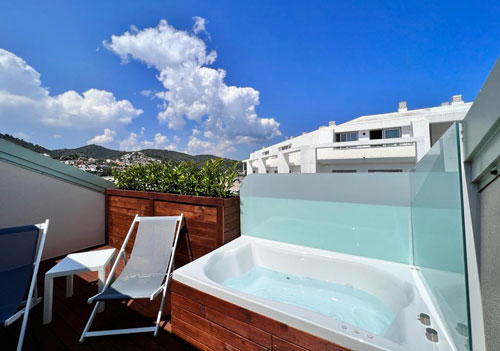 JUNIOR SUITE HYDROMASSAGE BATHTUB